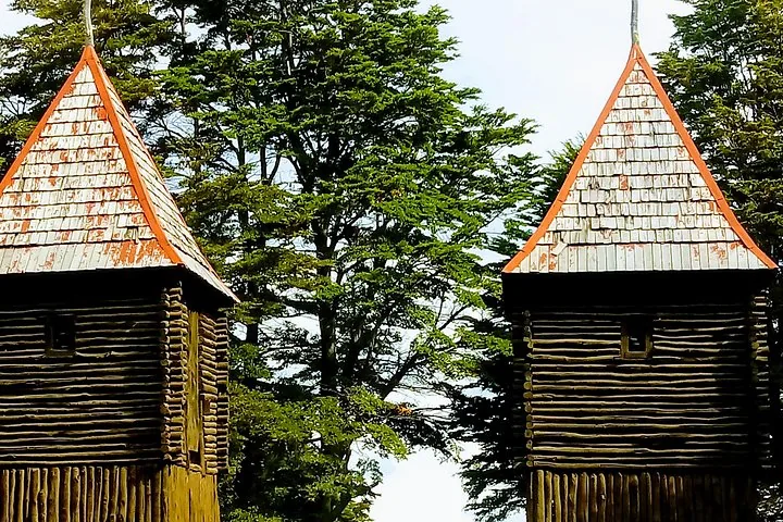 Deux tours de guet en bois aux toits rouges à Fuerte Bulnes